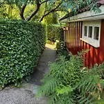 펜션 Red With Lush Gardens Near Arendal Eydehavn