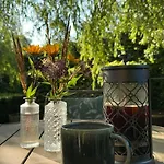 펜션 Red With Lush Gardens Near Arendal Eydehavn