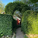 펜션 Red With Lush Gardens Near Arendal Eydehavn