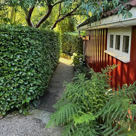 Nyaraló Red With Lush Gardens Near Arendal Eydehavn