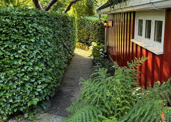 Dom wakacyjny Red With Lush Gardens Near Arendal Eydehavn