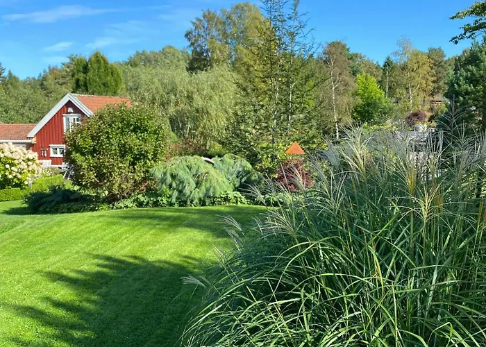 Red With Lush Gardens Near Arendal Dom wakacyjny *