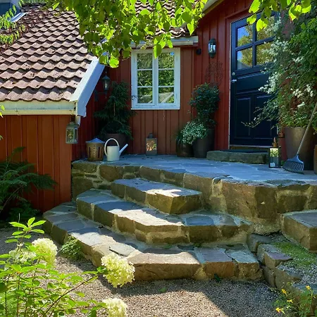 Red With Lush Gardens Near Arendal 度假居 *