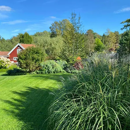 Red With Lush Gardens Near Arendal 度假居 *